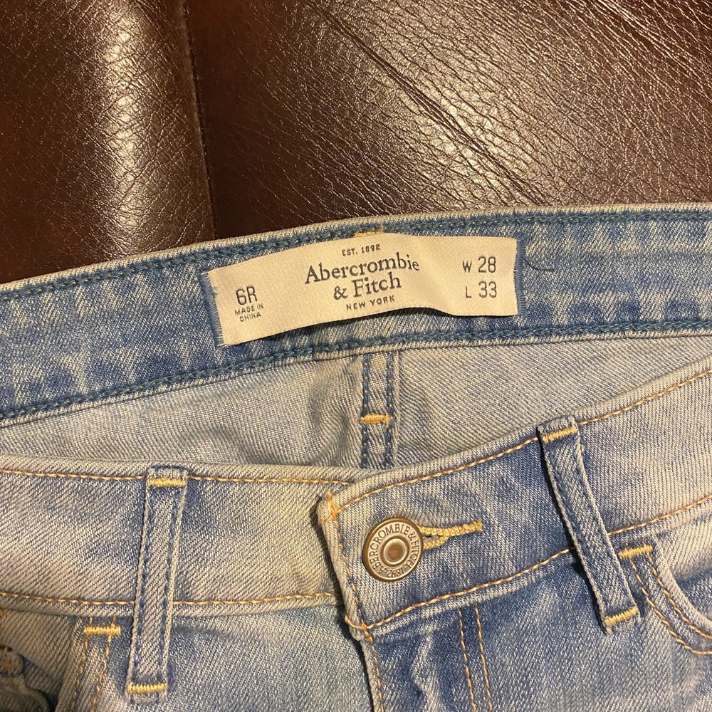 ✨NWOT Abercrombie & Fitch Jeans, light wash size 6/28✨